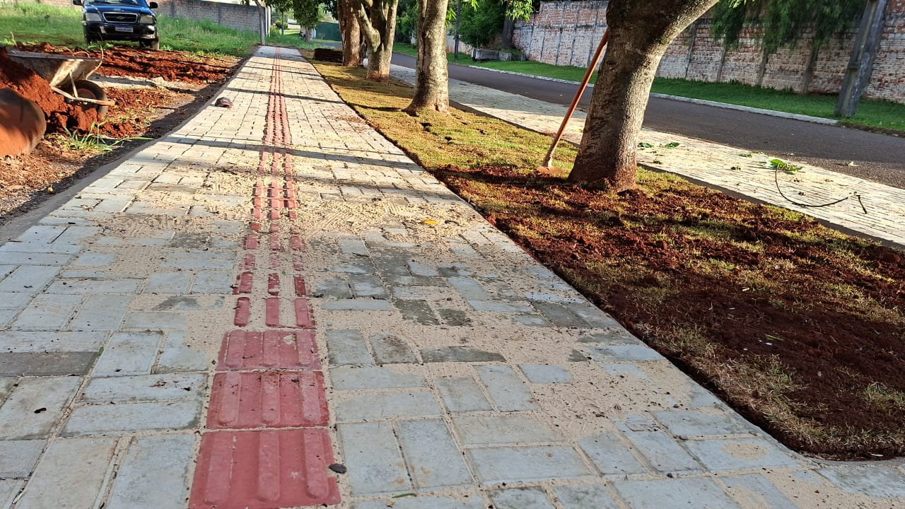 Calçada em paver com linha guia podotátil vermelha