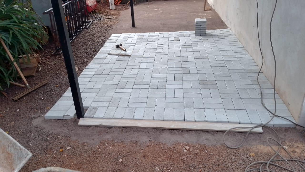 Área externa residencial pavimentada com paver intertravado