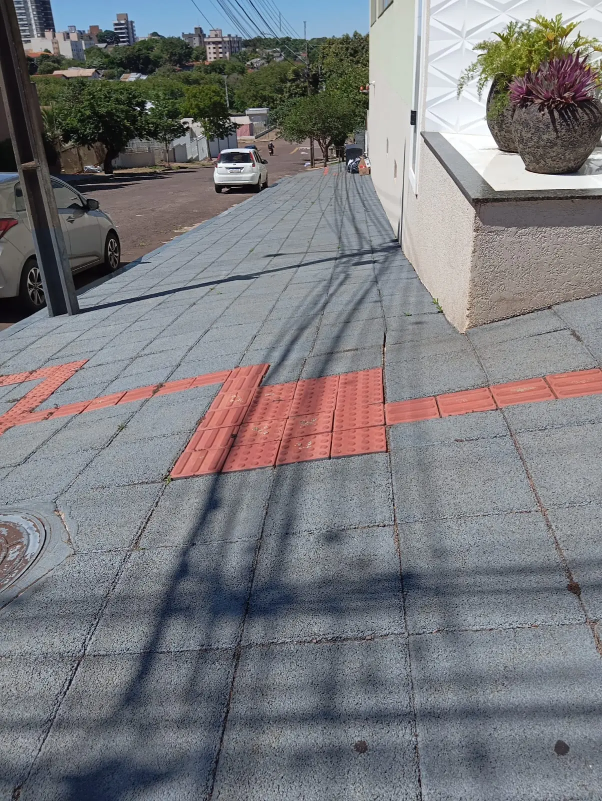 Passeio em piso drenante com sinalização podotátil em Cascavel