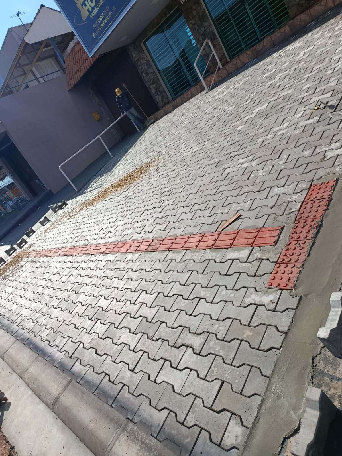 Estacionamento comercial em paver intertravado com faixa podotátil