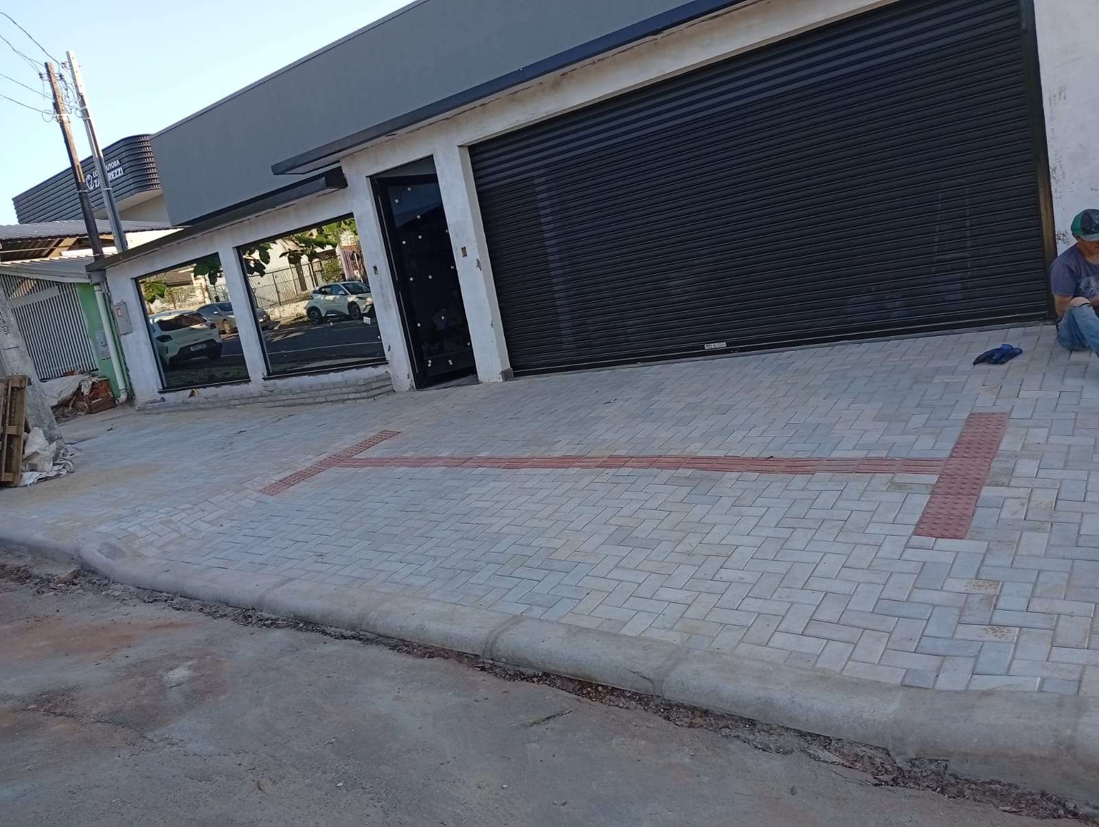 Calçada comercial em paver intertravado com faixa podotátil em Cascavel